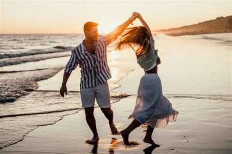 pajas en la playa|4 832 Vídeos gratuitos de Pareja En La Playa .